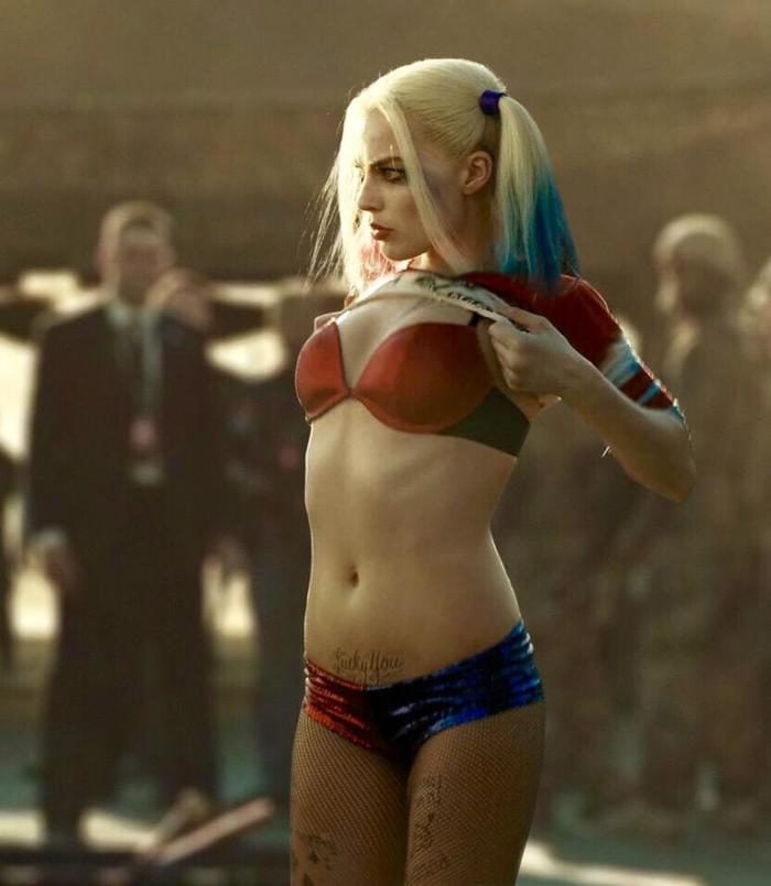 Harley Quinn lifting up her shirt in Suicide Squad